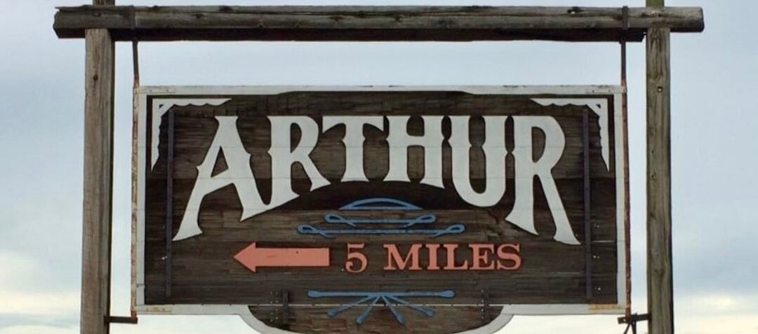 Sign to let travelers know that Arthur is in five miles.